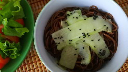 гречневая лапша со свежим огурцом