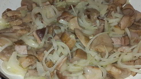 белые грибы, жареные с луком и сметаной