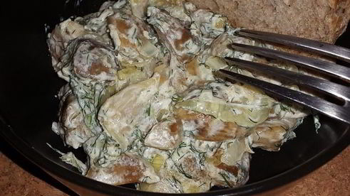 белые грибы, жареные с луком и сметаной