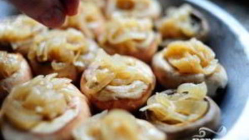 фаршированные грибы с луком