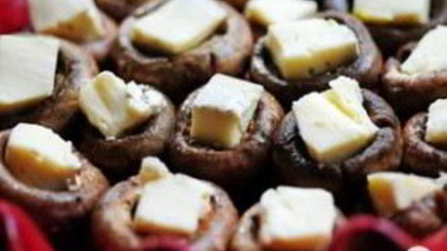 фаршированные грибы с сыром бри