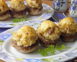 Фаршированные шампиньоны в духовке с сыром