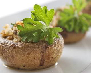 Грибы, фаршированные рикоттой и луком