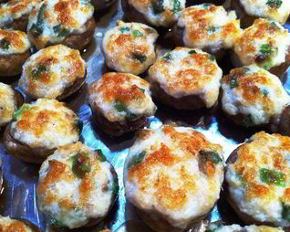 Грибы, фаршированные сладким перцем, запеченные под сыром