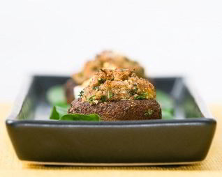 Грибы, фаршированные сыром бри, с зеленью и чесноком