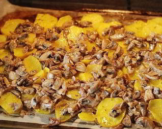 Грибы со свининой и картофелем в духовке