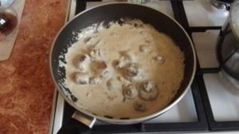 грибы, тушенные со сливками