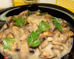 Грибы тушеные в сметане на сковороде