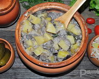 Лесные грибы с картофелем в горшочках