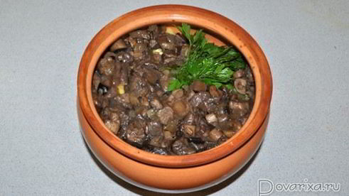 лесные грибы с картофелем в горшочках