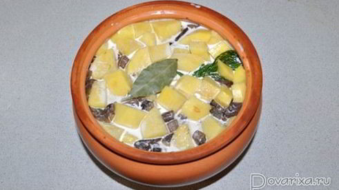 лесные грибы с картофелем в горшочках