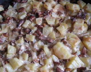 Лисички, запеченные под сыром