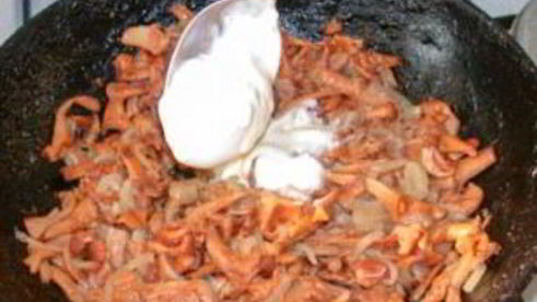 лисички, жареные в сметане