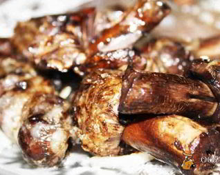 Луговые шампиньоны в жировой сетке на мангале