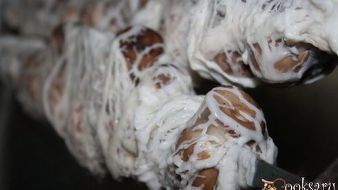 луговые шампиньоны в жировой сетке на мангале