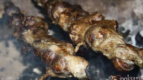 луговые шампиньоны в жировой сетке на мангале