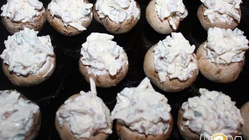 шампиньоны, фаршированные кинзой и брынзой