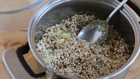 шампиньоны, фаршированные перловкой