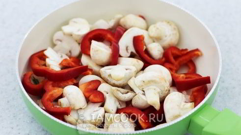 шампиньоны с болгарским перцем и пармезаном