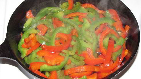 шампиньоны с куриным филе и сладким перцем по-муромски