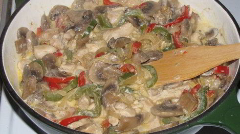 шампиньоны с куриным филе и сладким перцем по-муромски