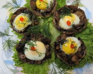 Шампиньоны с перепелиными яйцами в микроволновке
