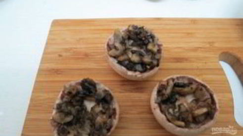 шампиньоны с перепелиными яйцами в микроволновке