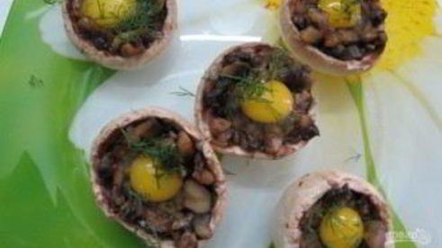 шампиньоны с перепелиными яйцами в микроволновке