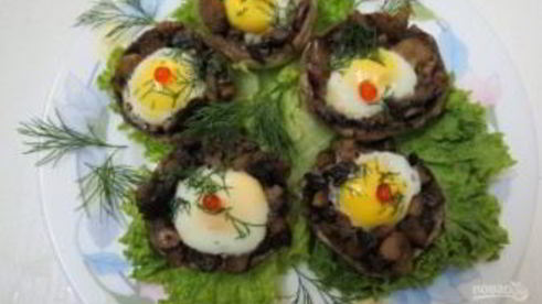 шампиньоны с перепелиными яйцами в микроволновке