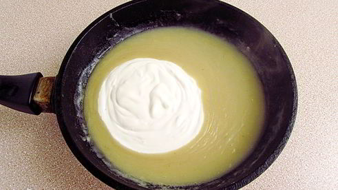 сыроежки тушенные с овощами в сметанном соусе