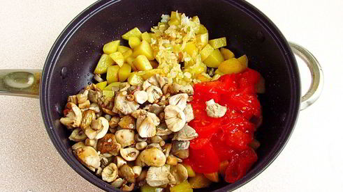 сыроежки тушенные с овощами в сметанном соусе