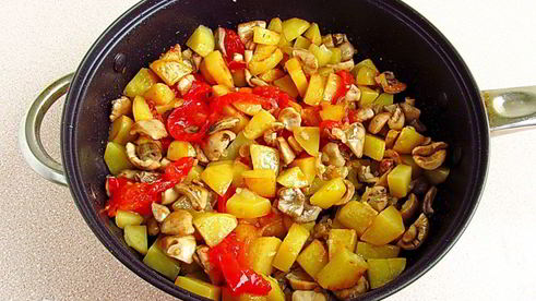 сыроежки тушенные с овощами в сметанном соусе