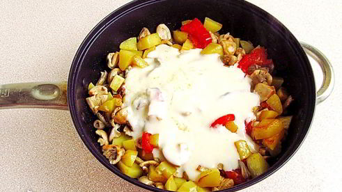 сыроежки тушенные с овощами в сметанном соусе