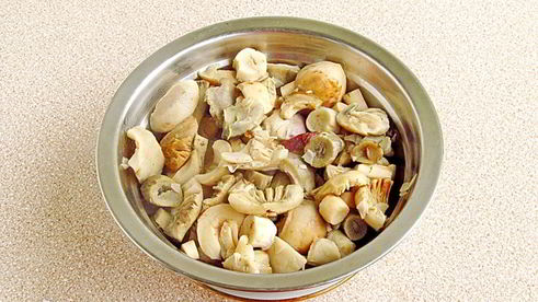 сыроежки тушенные с овощами в сметанном соусе