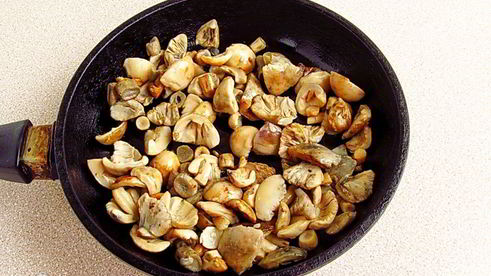 сыроежки тушенные с овощами в сметанном соусе