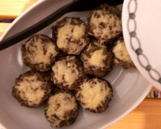 Запеченные шампиньоны, фаршированные курицей и луком