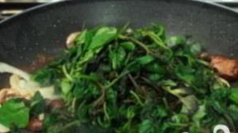 жареные грибы со шпинатом