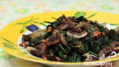 жареные грибы со шпинатом