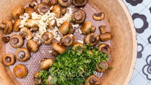 жареные шампиньоны с чесноком и кинзой
