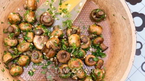жареные шампиньоны с чесноком и кинзой