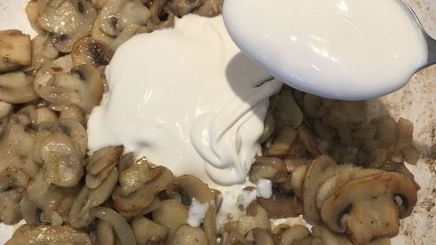 жареные шампиньоны в сметане