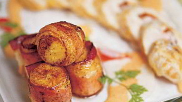 Рецепт Гуляш из филе курицы с креветками и бананами, обжаренными в беконе