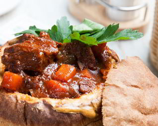 Гуляш из говядины со сладким перцем