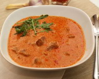 Гуляш из свинины с помидорами