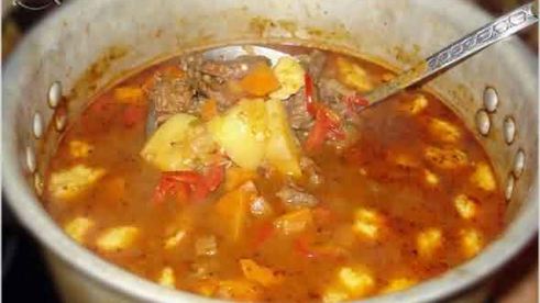 гуляш на вине, с картофелем и чипетками