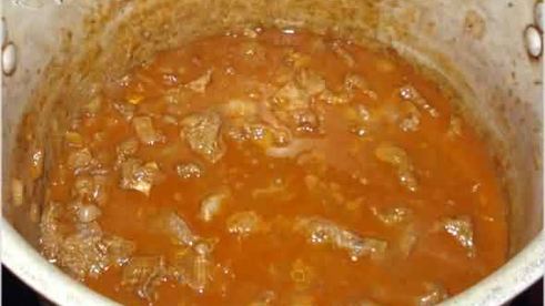 гуляш на вине, с картофелем и чипетками