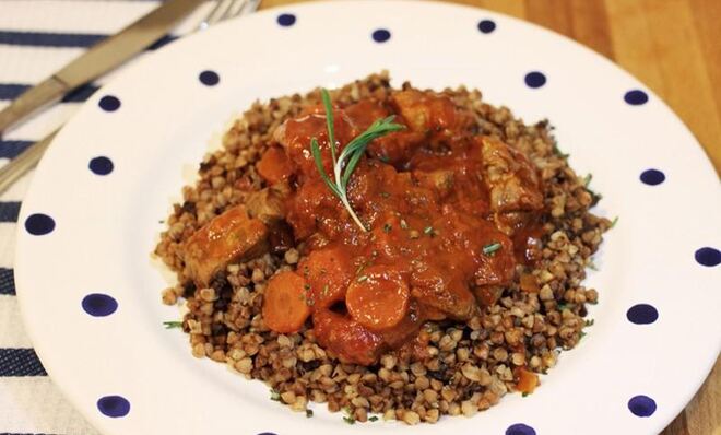 Гуляш с гречкой