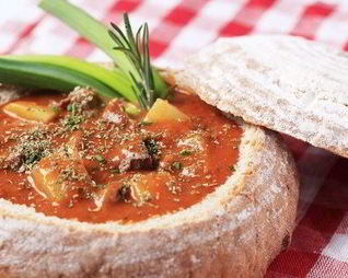 Гуляш в хлебном горшочке