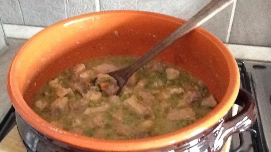 Рецепт спеццатино — итальянский гуляш с зеленым горошком