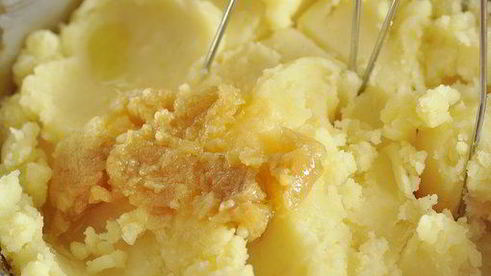 картофельное пюре с печеным чесноком и петрушкой